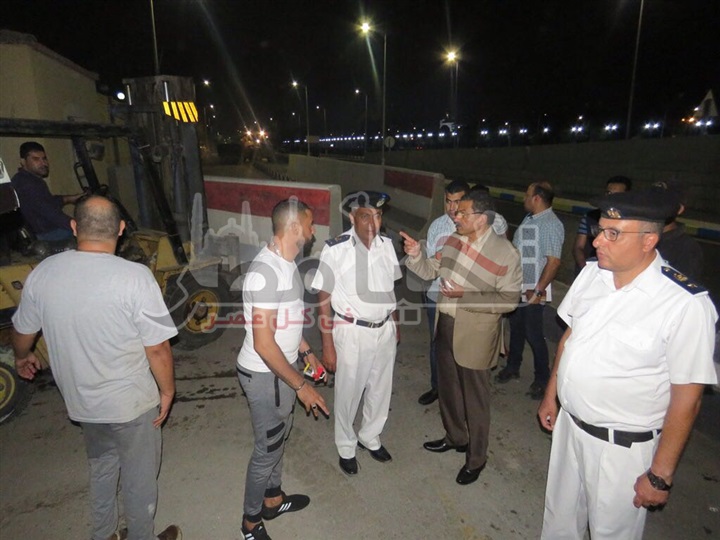 مدير أمن الإسماعيلية يشرف على نقل الحواجز الخرسانية فى شارع "محمد على"