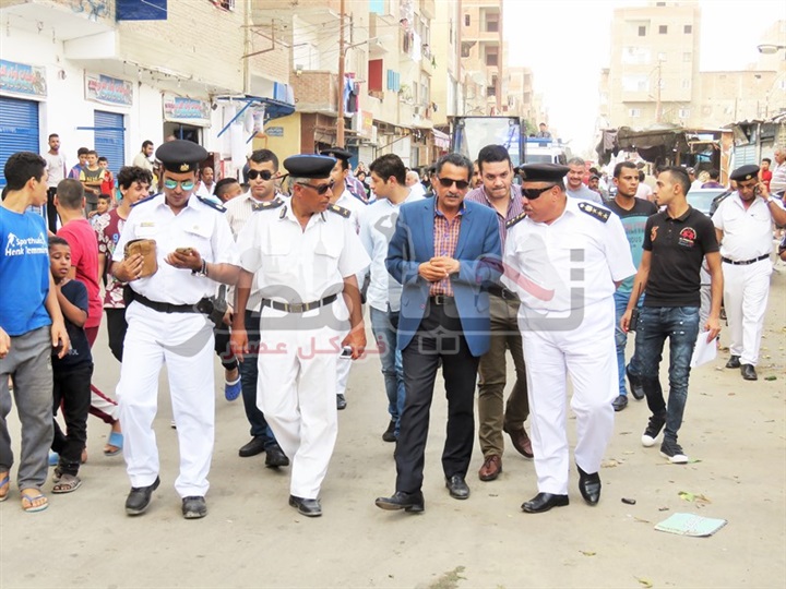 مدير أمن الإسماعيلية على رأس حملة لإزالة الإشغالات فى سوق "حى السلام"