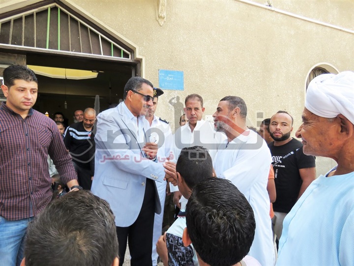 مدير أمن الإسماعيلية يأدى شعائر صلاة الجمعة بمنطقة "الكيلو 2" ويلتقى بأهالى المنطقة