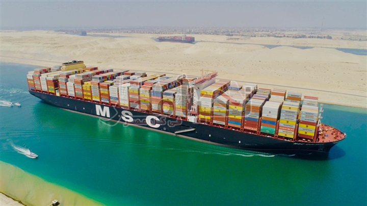بالصور.. عبور أكبر سفينة حاويات في العالم MSC GULSUN في أول رحلة لها عبر قناة السويس الجديدة بطاقة 23756 حاوية