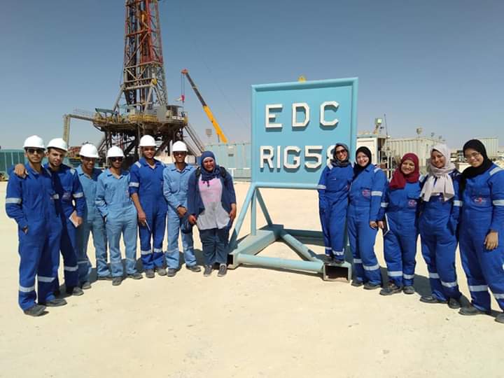 لأول مرة بالجامعات.. تدريب عملي لطالبات جيولوجيا البترول بالصحراء الغربية