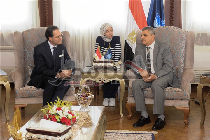 رئيس هيئة قناة السويس يستقبل السفير الفرنسي بالقاهرة لبحث سبل التعاون المشترك