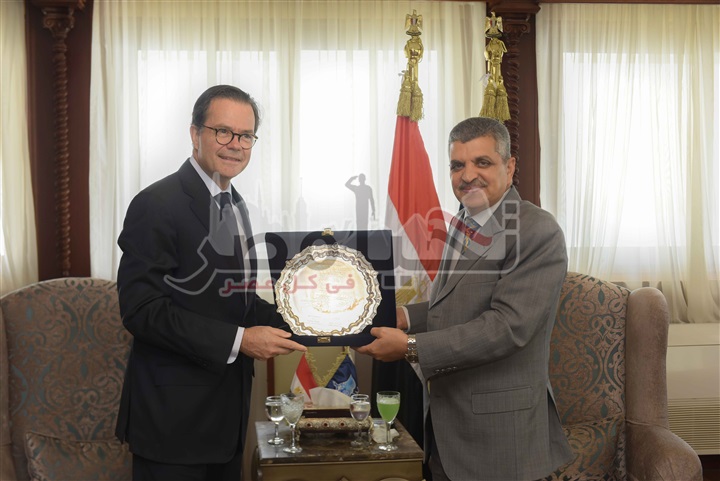 رئيس هيئة قناة السويس يستقبل السفير الفرنسي بالقاهرة لبحث سبل التعاون المشترك