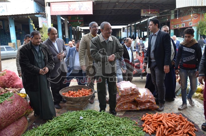 محافظ الإسماعيلية يتفقد أعمال توسعات سوق الجملة للخضر والفاكهة بمدينة المستقبل