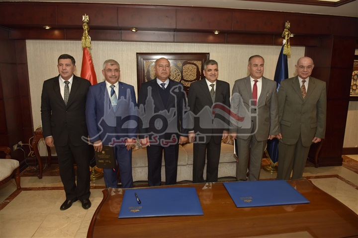 وزير النقل ورئيس هيئة قناة السويس يشهدان توقيع عقد الالتزام الخاص بالمحطة متعددة الأغراض بميناء الإسكندرية
