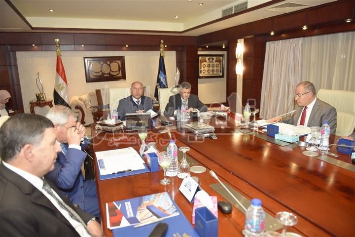 وزير النقل ورئيس هيئة قناة السويس يشهدان توقيع عقد الالتزام الخاص بالمحطة متعددة الأغراض بميناء الإسكندرية