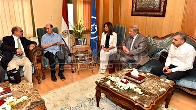 بالصور.. مميش يستقبل الدكتورة نبيلة مكرم وزيرة الهجرة وأعضاء النادي الثقافي المصري الأمريكي