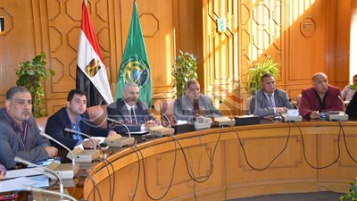 محافظ الإسماعيلية يناقش خطة تطوير الميادين الرئيسية بالأحياء