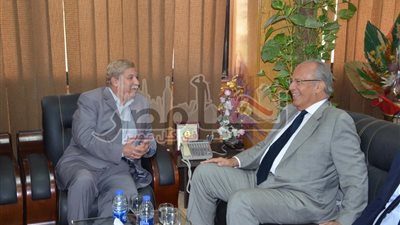 بالصور.. وزير التنمية المحلية خلال زيارته للإسماعيلية يعقد إجتماع لمناقشة خطة المحافظة لتطوير المحاور المرورية