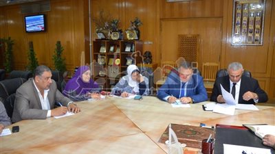 محافظ الإسماعيلية يناقش مشروعات الاسكان ويؤكد على سرعة إنتهاء المشروعات الجارى تنفيذها