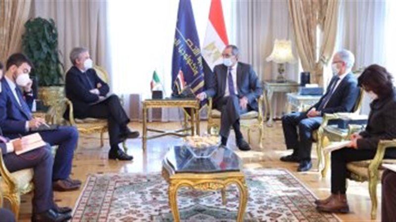 وزير الاتصالات وسفير