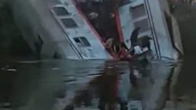  تصادم قطارين بالمنيا وسقوط عربتى ركاب فى الترعة 