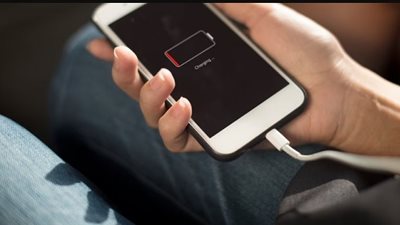 كيف تحافظ على بطارية هاتفك مشحونة أثناء السفر؟ 8 نصائح لا غنى عنها