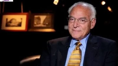 هل الإنسان لم يصعد للقمر.. فاروق الباز يفجر مفاجأة