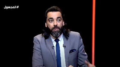 لونها أحمر وغير مخيفة.. محمود صلاح يفسر ما يظهر في سماء مصر وليبيا