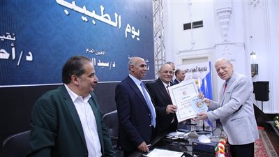 نقابة أطباء الجيزة تكرم الدكتور 