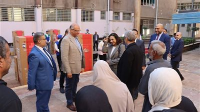 محافظ القليوبية يُسلم 44 جهازاً منزلياً لعدد من بنات المحافظة المقبلات علي الزواج