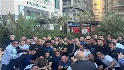 ماكرون يلتقط صورًا تذكارية مع عدد من الشباب بالإسكندرية