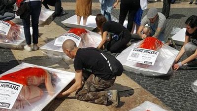 بالصور والفيديو .. مظاهرة للعراة فى اسبانيا 