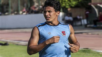 فحص طبى لمهاجم الأهلى قبل مران غدًا