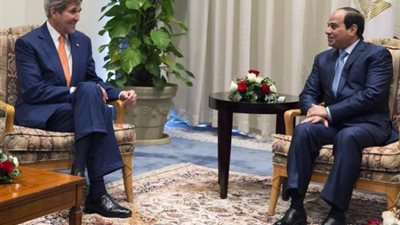 الرئيس السيسي يستقبل جون كيري بمقر إقامته بالعاصمة الهندية