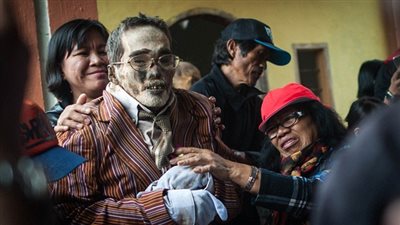 مهرجان لتنظيف الموتي ونبش القبور في إندونيسا