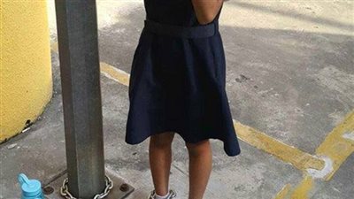 بالصور.. سيدة تقيد ابنتها بالأغلال في عمود إنارة.. والسبب صادم