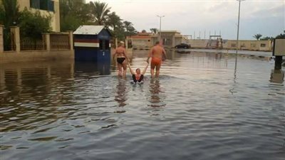 بالصور.. سياحة العوم في مياه الأمطار بشوارع الغردقة