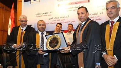 بالصور.. رئيس جامعة المنوفية يشهد حفل كلية الطب ويكريم أسماء أعضاء هيئة التدريس