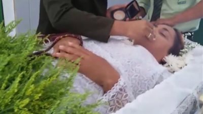 بالصور.. برازيلية تحقق حلمها وتتظاهر بالموت وتشهد مراسم جنازتها