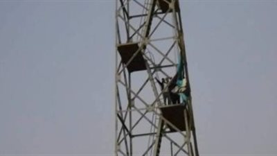 مشجع محلاوى يتسلق أعمدة الإنارة لمؤازرة فريقه قبل مباراة الرجاء