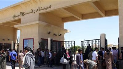 وصول 54 فلسطينيا الى مطار القاهرة متوجهين الى قطاع غزة