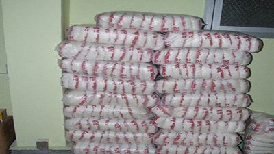 القبض على تاجر تموينى بالاسماعيلية قام بتجميع زيت وسكر لبيعهم بالسوق السوداء