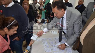 بالصور.. وزير الصحة على رأس قافلة طبية بالاسماعيلية للإطمئنان على حالات الأسر المسيحية القادمة من العريش