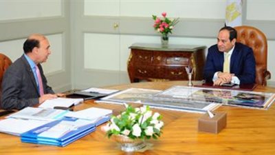 السيسى يؤكد ثقته فى الكفاءات المصرية العاملة بالموانئ وقناة السويس