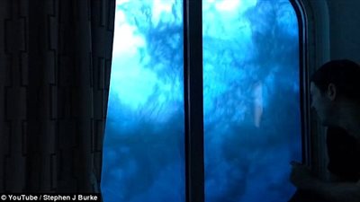 شاهد... عاصفة قوية تضرب سفينة وسط المحيط