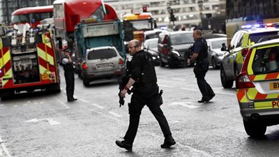 قتل أربعة أشخاص وأصيب 20 على الأقل قرب البرلمان البريطاني