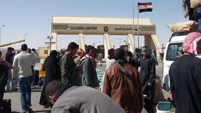 عودة 211 مصريًا ووصول 142 شاحنة من ليبيا عبر منفذ السلوم خلال 24 ساعة