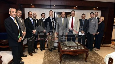 الفريق مُهاب مميش يستقبل الملحق البحري الأمريكي ووفداً من كلية الحرب الوطنية بواشنطن