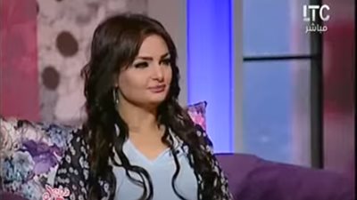 بالفيديو.. مذيعة تدخل في وصلة غناء على مهرجان 