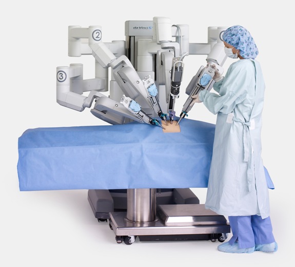 بالفيديو والصور.. "روبوت" يقوم بإجراء عملية جراحية 