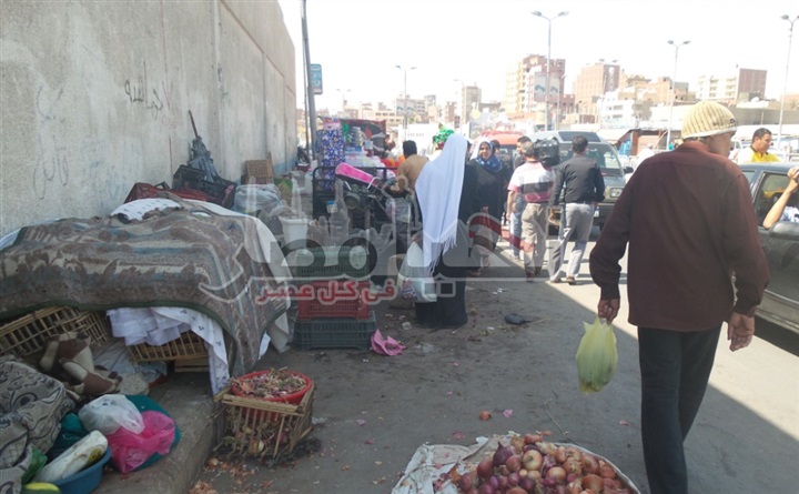 بالصور.. حملة مكبرة لإزالة الإشغالات امام سوق (الجمعة) بالاسماعيلية