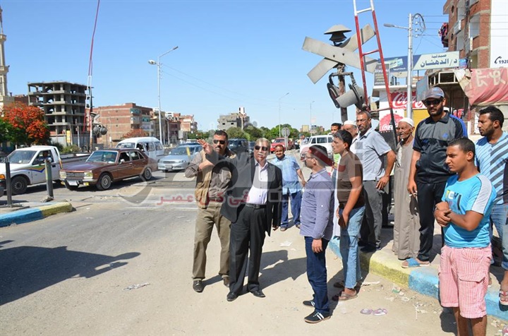 بالصور.. محافظ الاسماعيلية يشرف على تنظيم حركة المرور بمزلقان " نفيش "