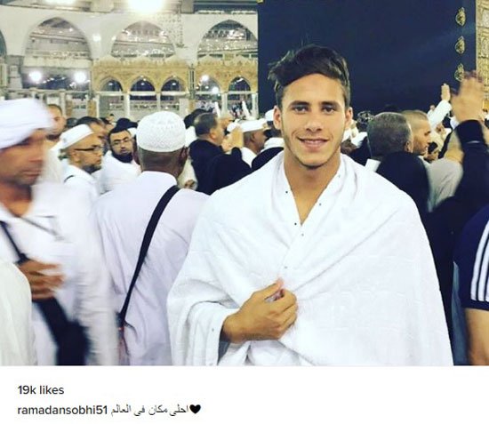 "رمضان صبحي" ينشر صوره له بملابس العمرة على "تويتر"
