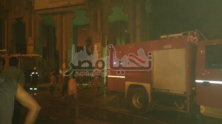 بالصور..تعزيزات من سيارات الإطفاء للسيطرة على حريق الهرم