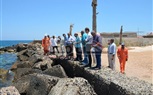 محافظ البحر الأحمر يشدد على سرعة استمرار أعمال إزالة التلوث الزيتى  بأحد شواطئ فنادق الغردقة 