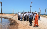 محافظ البحر الأحمر يشدد على سرعة استمرار أعمال إزالة التلوث الزيتى  بأحد شواطئ فنادق الغردقة 