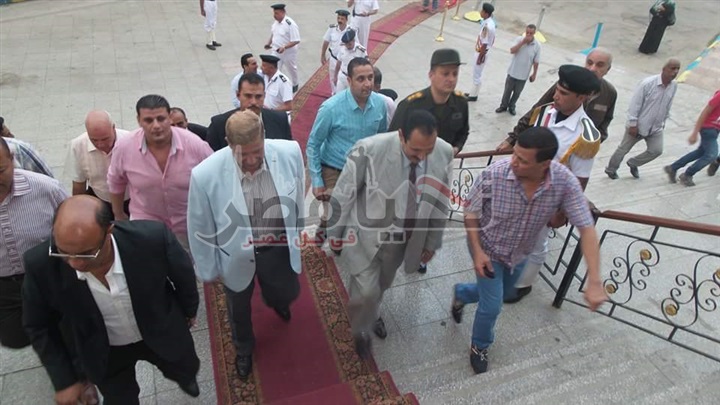 بالصور.. محافظ الإسماعيلية ومدير الأمن يؤدون صلاة العيد بمسجد أبو بكر الصديق