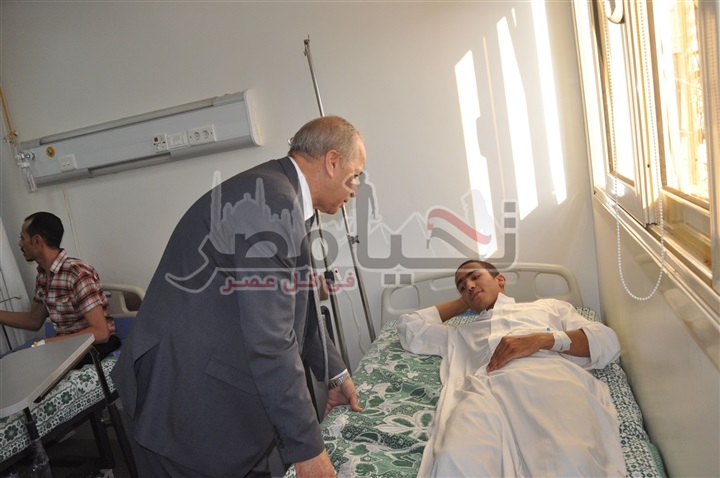 بالصور.. محافظ الوادى الجديد يؤدى صلاة العيد ويعقبها بزيارة للمستشفى وقوات الأمن