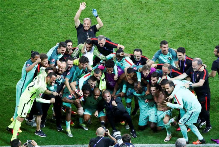 بالصور.. احتفالات صاخبة لنجوم البرتغال بالصعود لنهائي يورو 2016